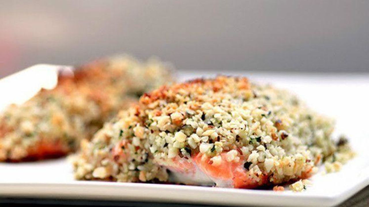 Salmão Grelhado com Pupunha na Manteiga e Farofa de Castanha do Pará